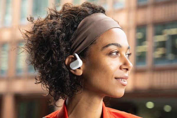 Conducción por aire y micrófonos con inteligencia artificial lideran la apuesta de JBL para escuchar música sin aislar el entorno