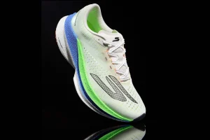 Espuma supercrítica y soporte podológico en el nuevo calzado de velocidad de Skechers
