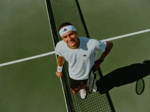 La moda de los años noventa y la cultura urbana de los 2000 regresan a las canchas duras de tenis