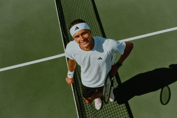La moda de los años noventa y la cultura urbana de los 2000 regresan a las canchas duras de tenis