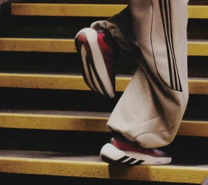 De las canchas a la calle: la nueva silueta urbana de adidas que reinterpreta el calzado de alto rendimiento