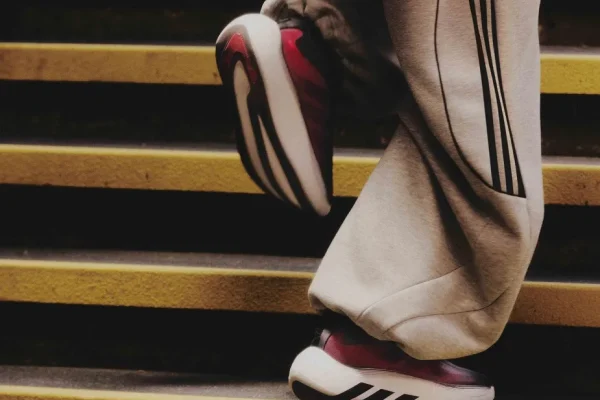 De las canchas a la calle: la nueva silueta urbana de adidas que reinterpreta el calzado de alto rendimiento