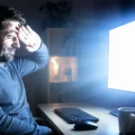 Características esenciales de hardware para elegir una pantalla que prevenga el cansancio visual