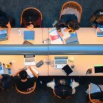 Brecha entre uso informal y adopción segura impulsa la creación de comités de gobernanza de la inteligencia artificial en el sector empresarial
