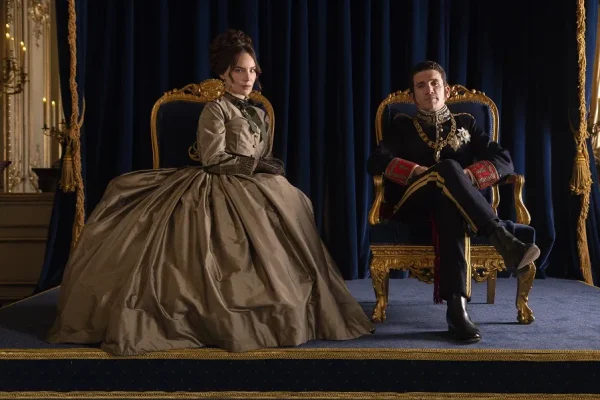 Belinda y Jaime Lorente protagonizan las primeras imágenes de Carlota, la nueva superproducción histórica de HBO Max