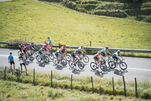 Cinco escarabajos colombianos enfrentan el circuito vasco en la Clásica San Sebastián 2026