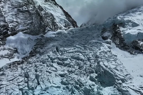 Drones de alta montaña: el DJI Matrice 4E traza mapas en 3D del Everest para prevenir accidentes en la cascada del Khumbu
