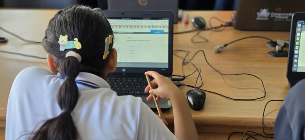El acceso a internet en instituciones públicas eleva los puntajes globales de las Pruebas Saber 11 en un 8% promedio