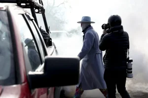 La escasez de recursos en salas de redacción impulsa una alianza técnica para dotar de equipos profesionales a reporteros gráficos