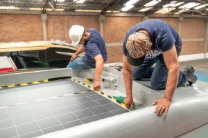 La integración de paneles solares flexibles en flotas de transporte masivo arranca con una meta de 2.000 buses en Colombia