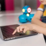 Las consultas sobre inteligencia artificial desplazan al streaming de video en las búsquedas de los menores de edad