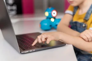 Las consultas sobre inteligencia artificial desplazan al streaming de video en las búsquedas de los menores de edad