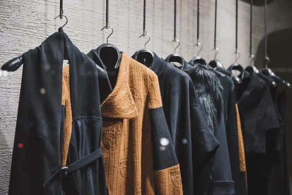 Nueva tecnología de etiquetado RFID se integra dentro de las costuras de la ropa para evitar robos y controlar inventarios