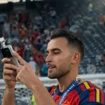 Un smartphone robotizado de HONOR registra la celebración en la final de fútbol 2026