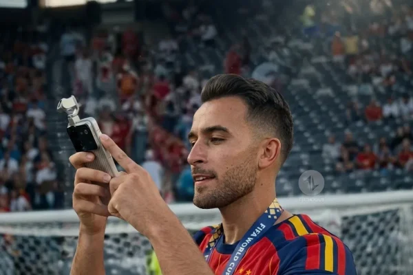 Un smartphone robotizado de HONOR registra la celebración en la final de fútbol 2026