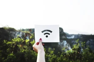 Vulnerabilidades ocultas en redes wifi hogareñas y públicas junto a las pautas técnicas para su mitigación