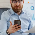 Ciberdelincuentes propagan código malicioso por WhatsApp usando cuentas secuestradas y falsas facturas corporativas