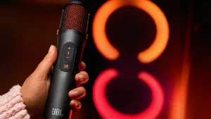 Inteligencia artificial llega a los micrófonos portátiles de JBL para aislar las vocales de cualquier canción en tiempo real