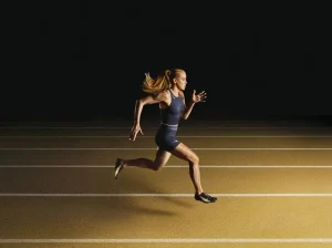 El negro y el dorado marcan el debut de la primera colección de atletismo de Keely Hodgkinson con Nike