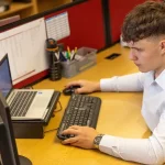 Casi la mitad de los trabajadores en Colombia admite vulnerabilidad ante estafas digitales elaboradas con inteligencia artificial