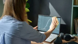¿Cómo limpiar adecuadamente la pantalla de un computador?