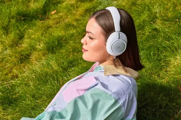 JBL actualiza su línea de audífonos inalámbricos Live con cancelación de ruido por IA y mayor autonomía