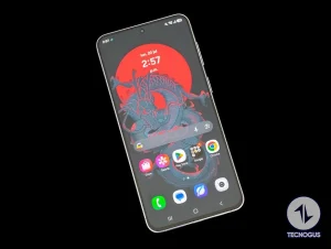 Samsung Galaxy A57 5G sobre un fondo negro