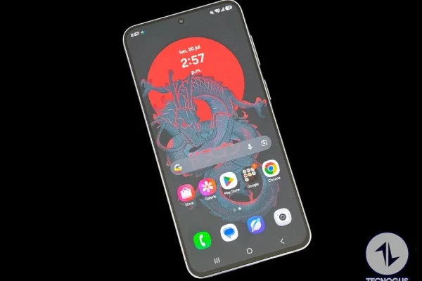 Samsung Galaxy A57 5G sobre un fondo negro