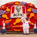 KFC exhibe una silleta de mil quinientos kilos en la Feria de las Flores de Medellín