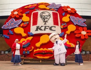 KFC exhibe una silleta de mil quinientos kilos en la Feria de las Flores de Medellín