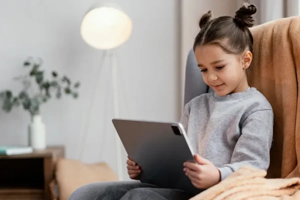 El uso de inteligencia artificial en las aulas transforma el modelo tradicional de las tareas escolares