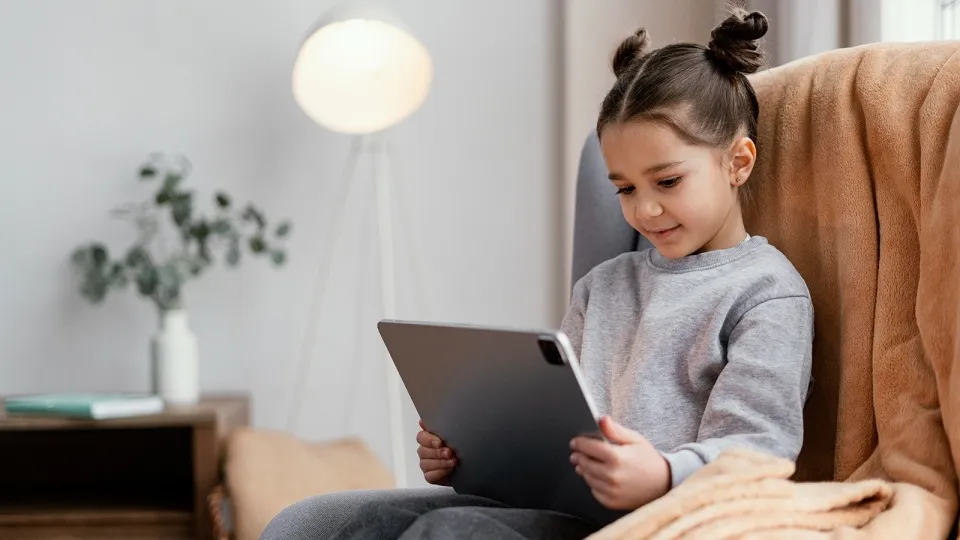 El uso de inteligencia artificial en las aulas transforma el modelo tradicional de las tareas escolares